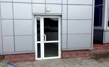 белая пластиковая входная дверь