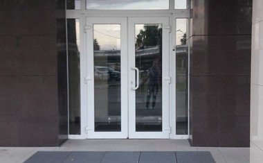входная двухстворчатая дверь пвх